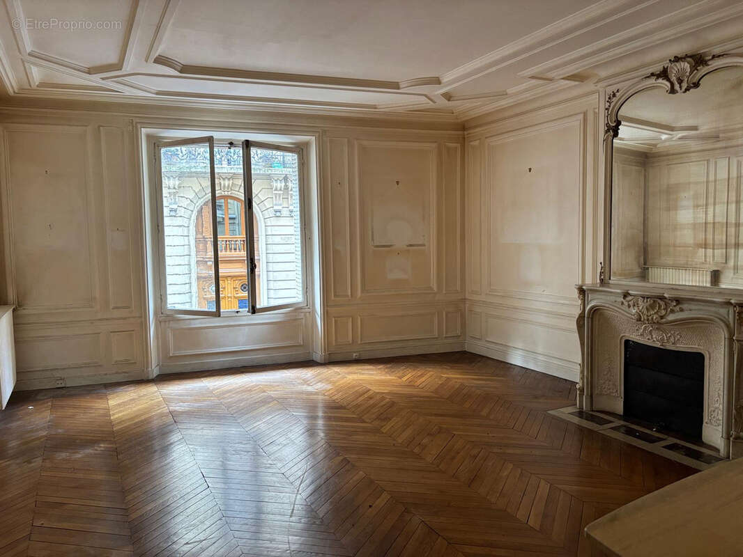 Appartement à PARIS-16E