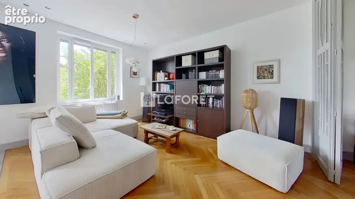 BRON - Maison familiale de caractère de 143,53 m² habitable - photo 2