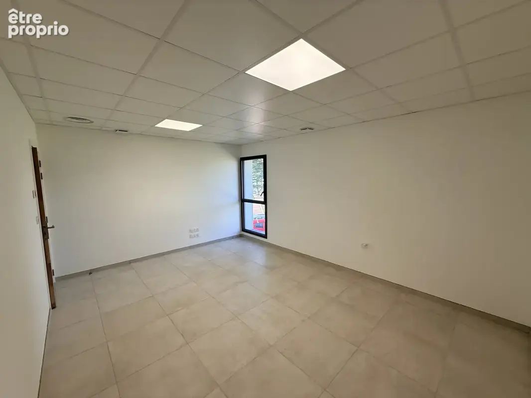 Bureau 19 m2 à Lorgues - photo 3