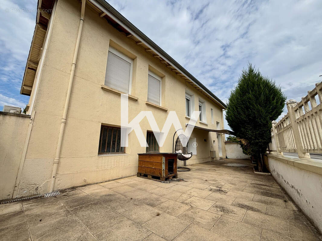 Maison 131 m² à Saint-Genest-Lerpt  - photo 3