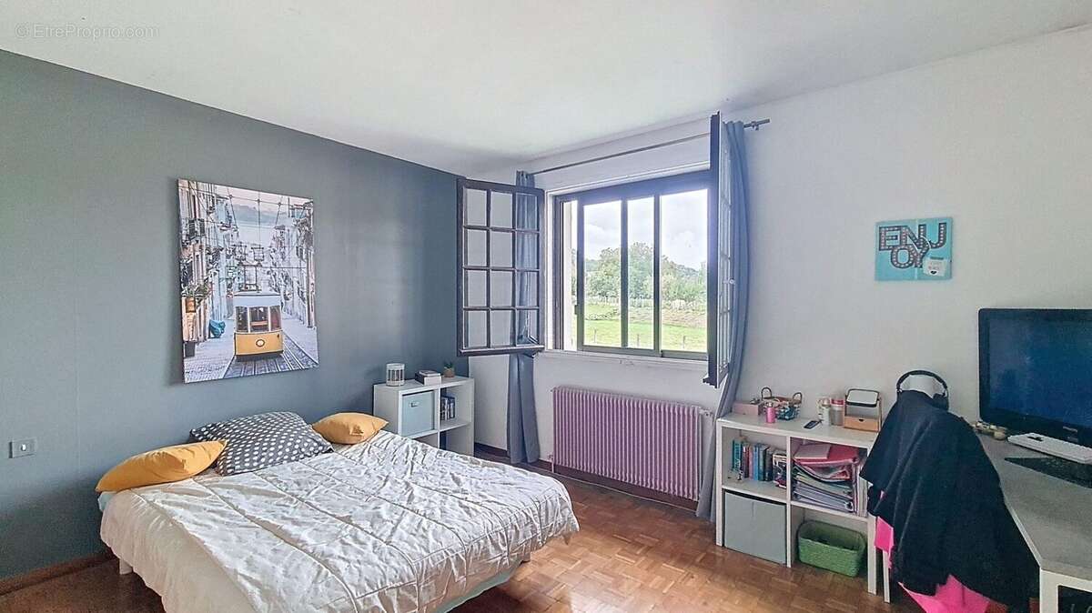 Chambre 13 m² 01 - Maison à CUSSEY-SUR-L'OGNON
