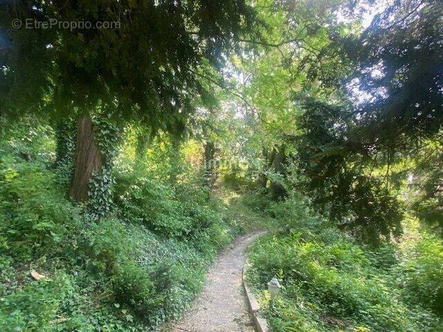 Terrain à CHENNEVIERES-SUR-MARNE