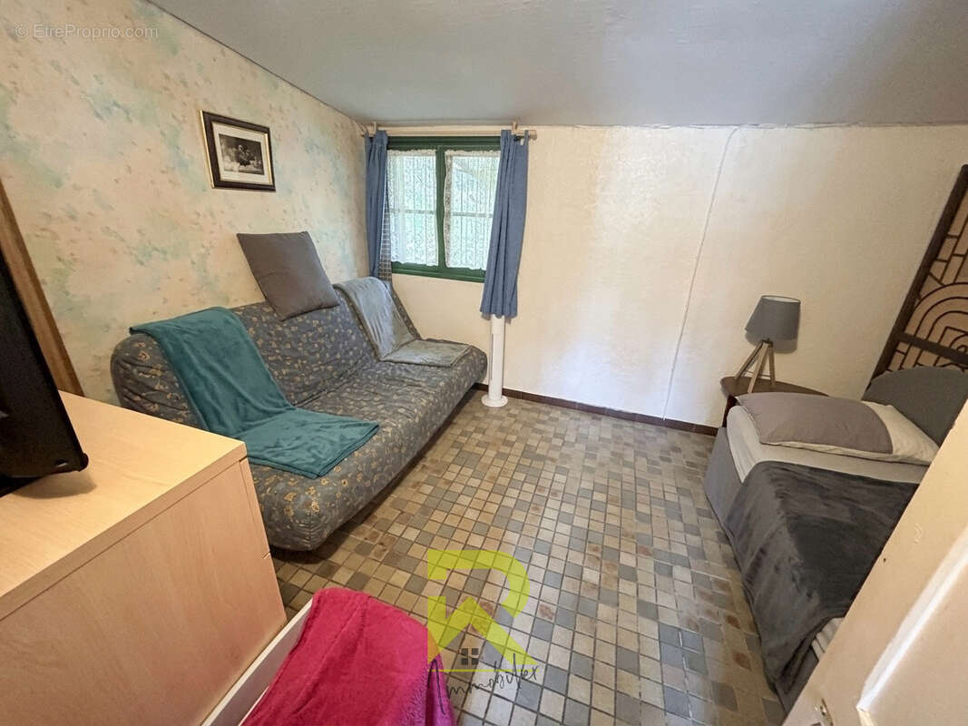 Grau d'Agde   À 200 mètres de la plage Terrain de plus de 1100m2 avec T3 à rénover - photo 8
