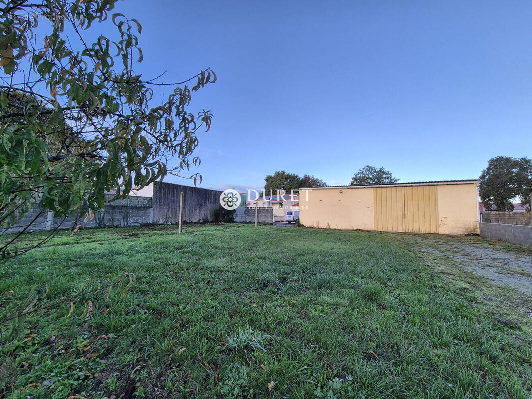 Terrain à LES CLOUZEAUX