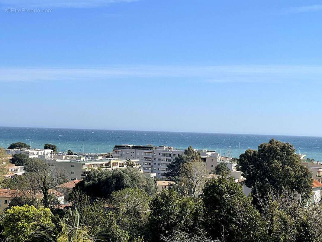 Appartement à SAINT-LAURENT-DU-VAR