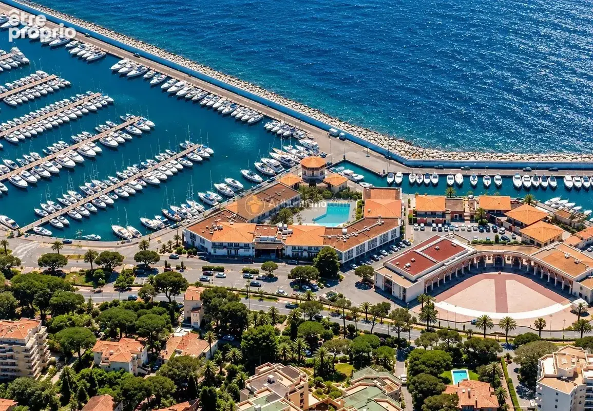 Saint-raphaël - face au port santa lucia - deux pièces avec parking en sous-sol et cave - photo 3