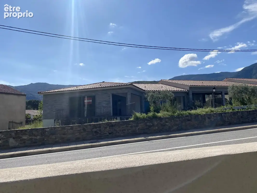Terrain constructible de 3517 m² Bord de route comprenant 417 m² de locaux bruts - photo 8