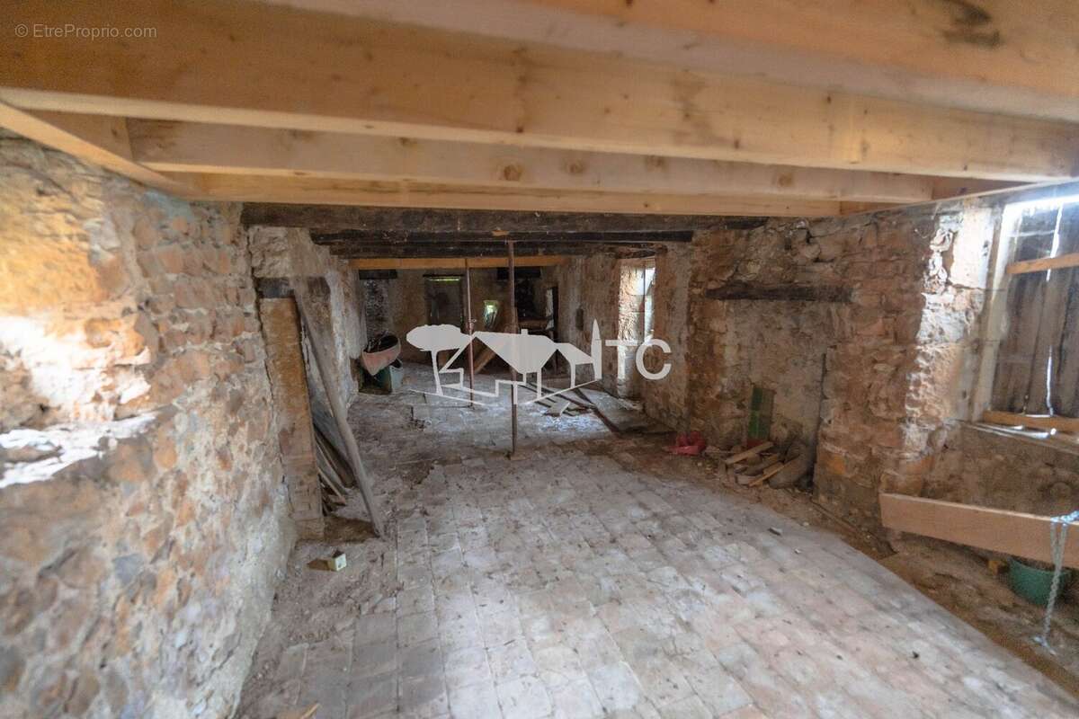 Grange a renover 1497m² de terrain - photo 8