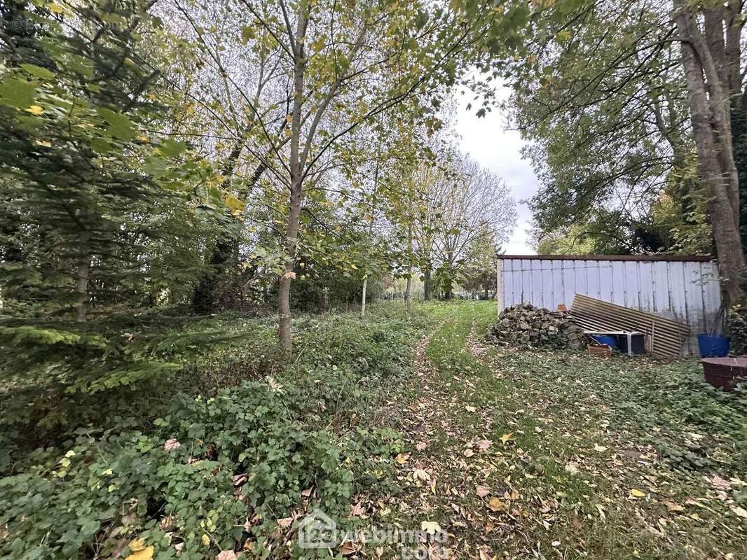 Erigé sur une parcelle de 2174 m² - Terrain à LIESSE-NOTRE-DAME