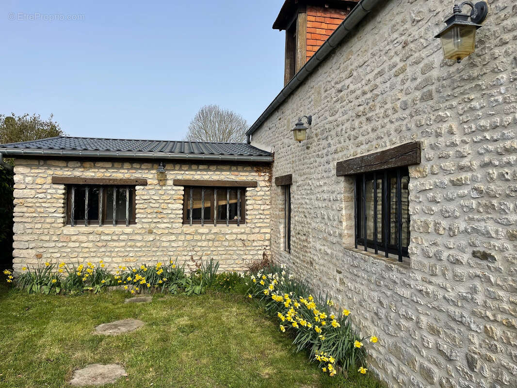 Maison à FONTAINE-LES-BASSETS