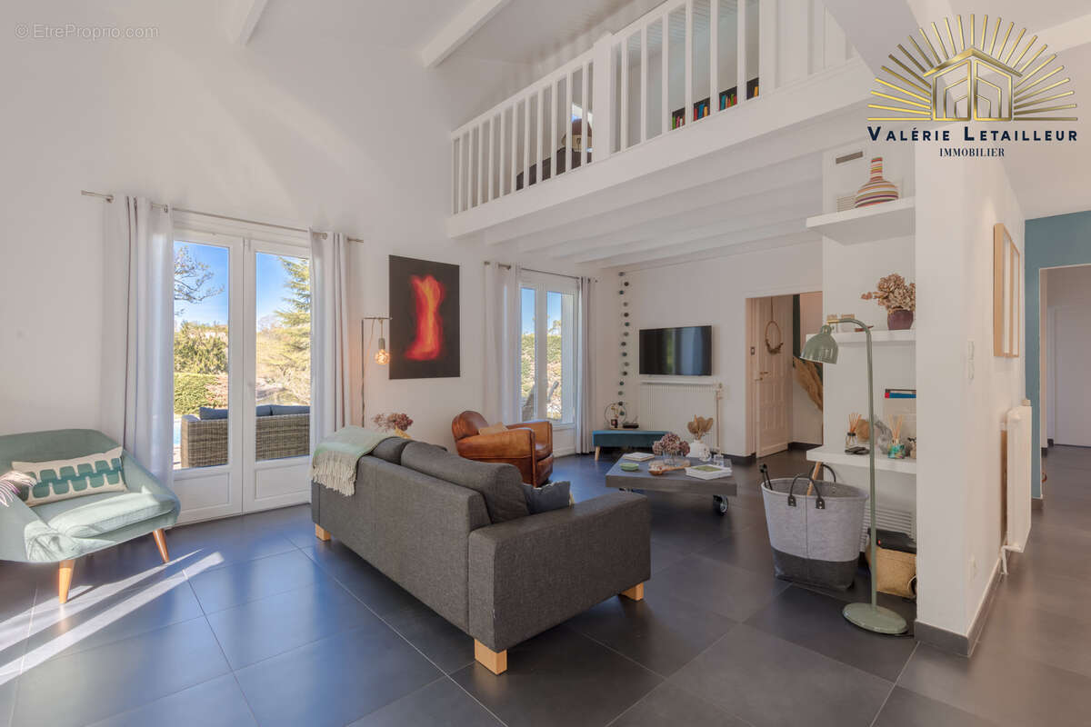 Magnifique maison de caractère développant environ 170 m2 habitables, complétés par 100 m2 de sous-sol, le tou - photo 6