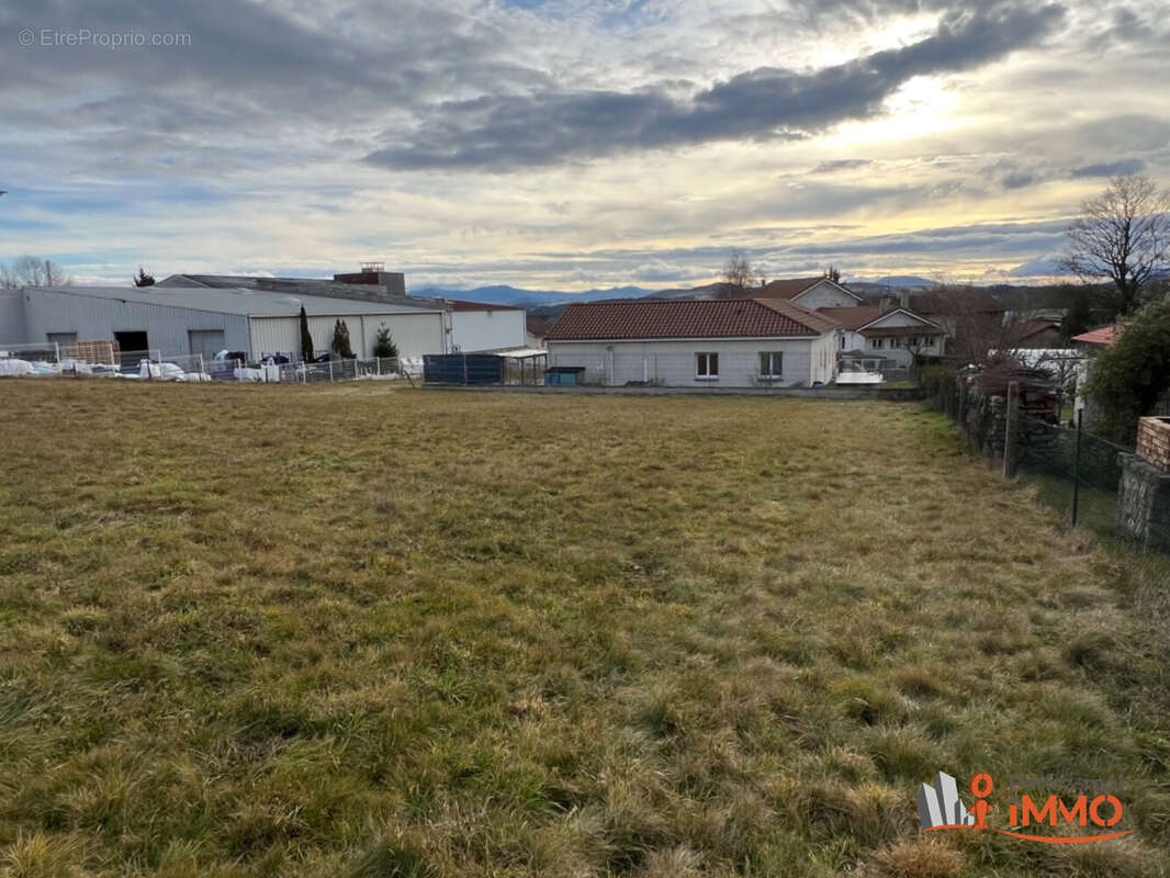 Terrain à LES VILLETTES