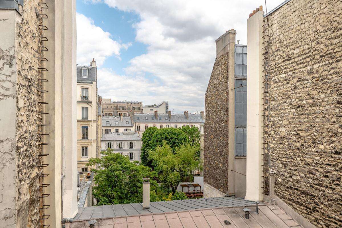 Paris 8-Dernier étage avec ascenseur à deux pas de l'Elysée-63M2 au sol-Appartement rénové et lumineux - photo 3