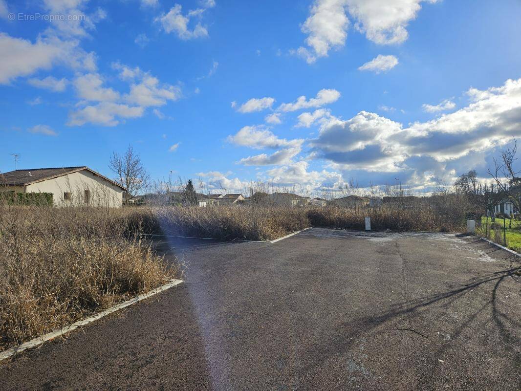 Terrain à SAINT-PIERRE-DE-MONS