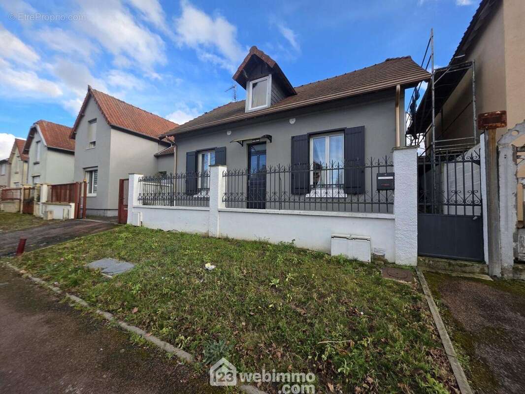 Maison de ville offrant une surface habitable d?environ 120 m², édifiée sur une parcelle de 318 m² - Maison à LAON