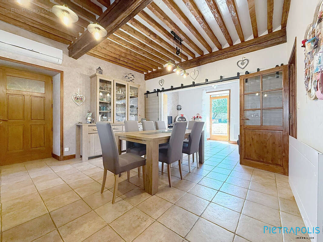Maison 221 m² à Saint-Bonnet-Le-Troncy  - photo 6