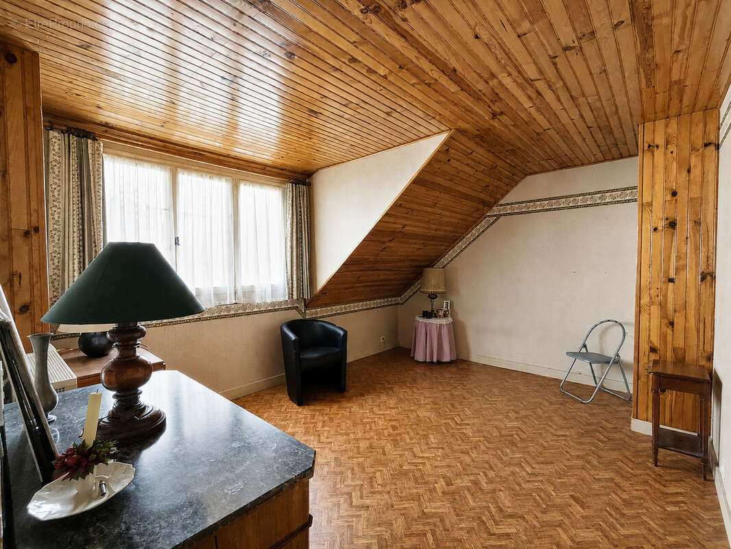 VAUX LE PENIL Maison familiale au calme, proche du centre ville avec sous sol total - photo 8