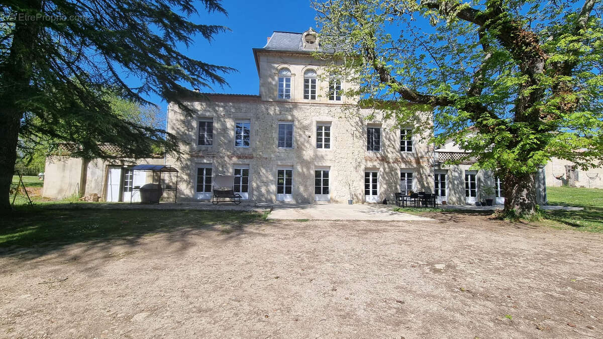 Très beau château datant du XVI ème entièrement rénové au milieu de 50 hectares et ses trois lacs situé dans l - photo 96
