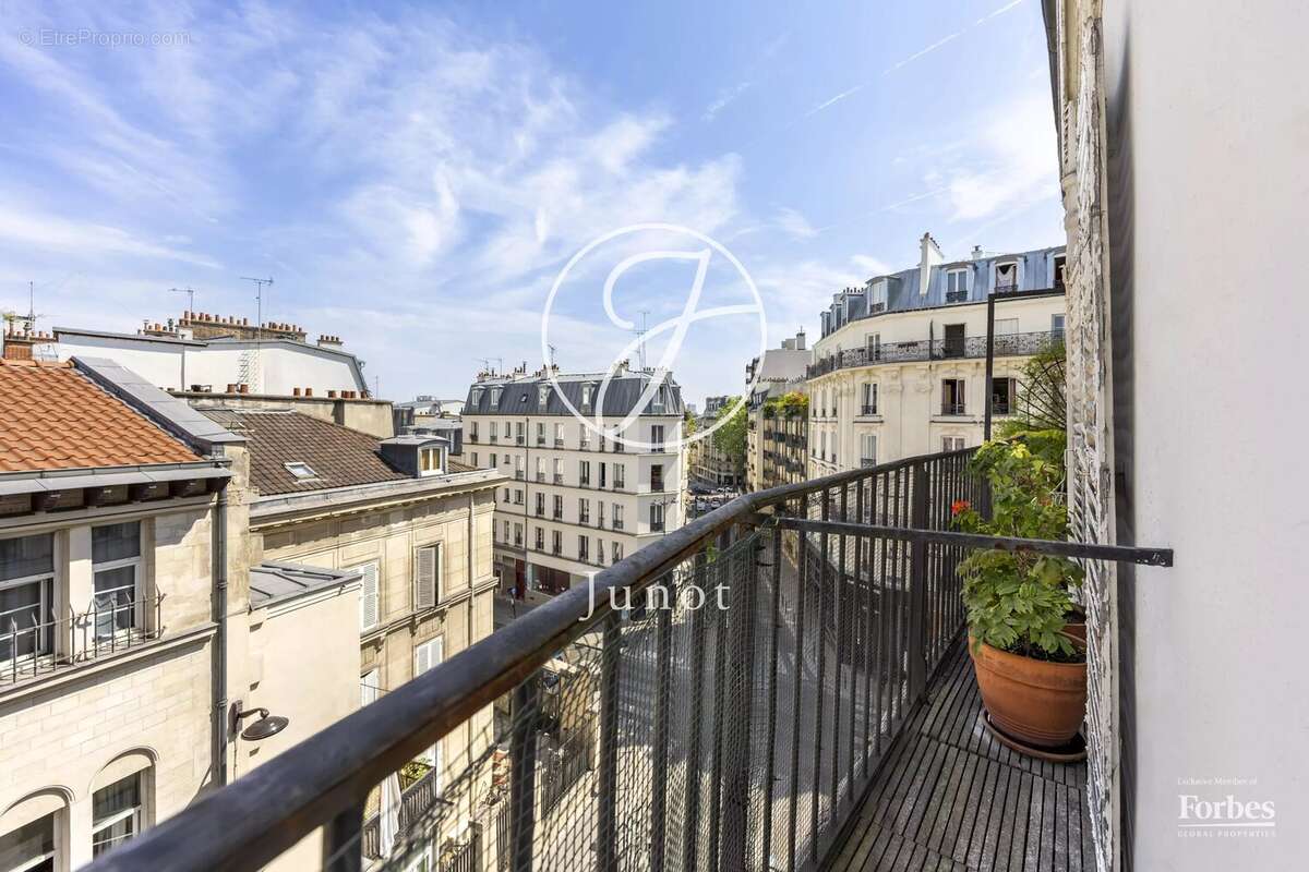 Paris 18e - CLIGNANCOURT - Appartement - 7 pièces - 160,12 m² Carrez - Balcon filant - Vue dégagée, ciel - photo 2