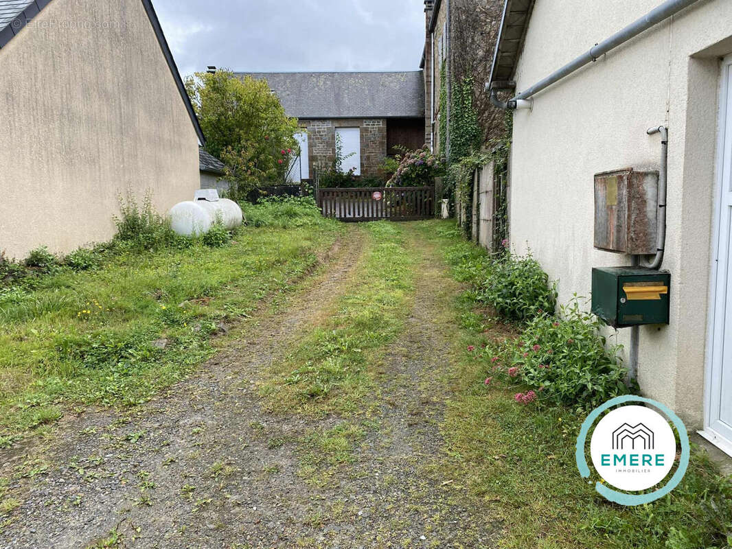 Maison 99 m² à Saint-Georges-De-Reintembault  - photo 2
