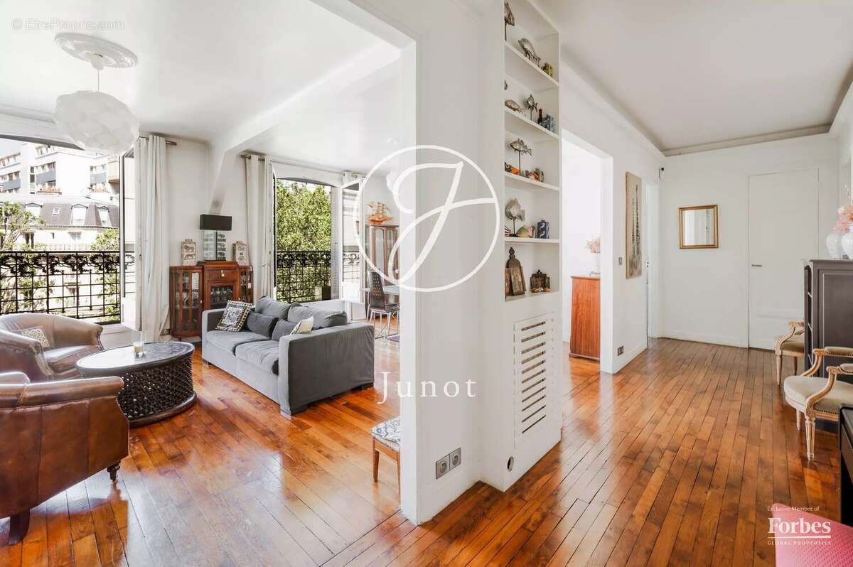 Appartement à PARIS-16E