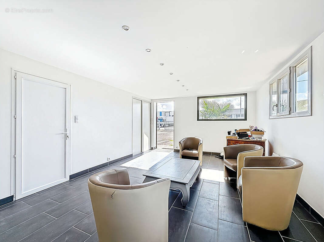 Commerce à MONTREUIL-BELLAY