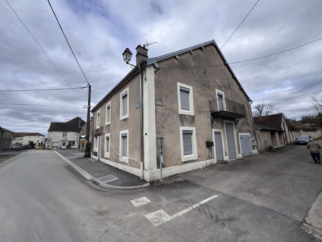 Maison à CONFLANS-SUR-LANTERNE