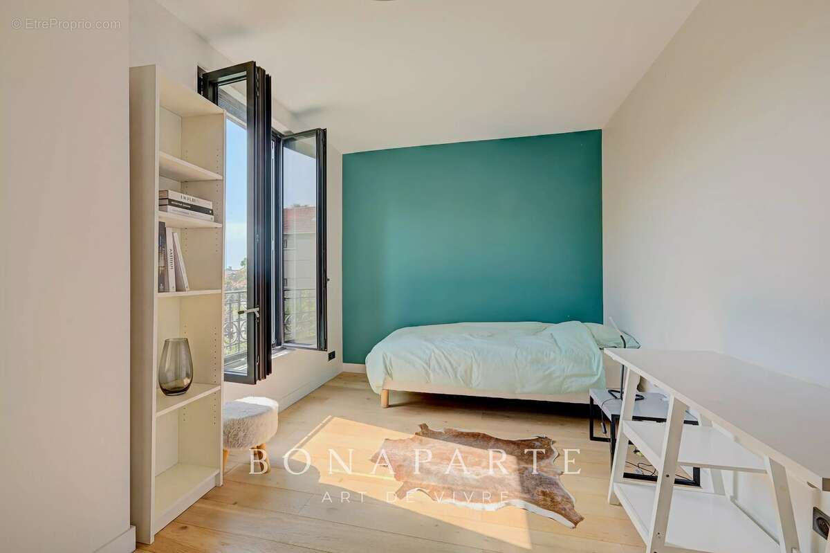Suresnes – Élégante maison familiale de 210 m² avec jardin paysager et garage - photo 19