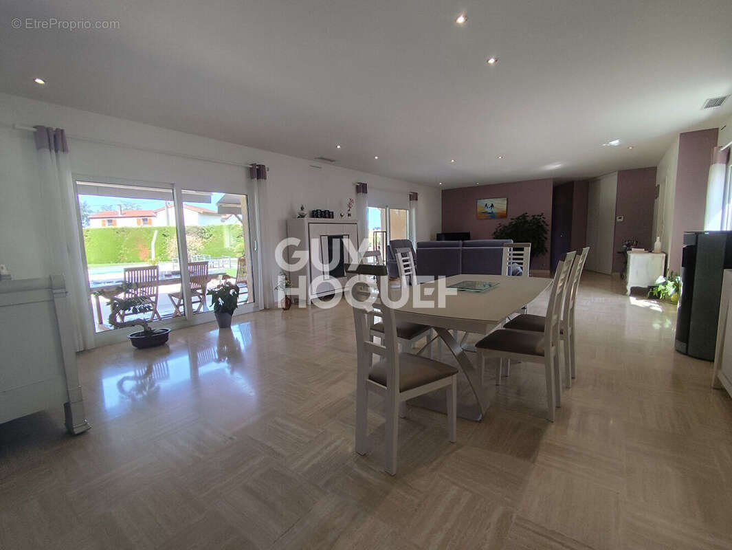 Maison à MONTROND-LES-BAINS