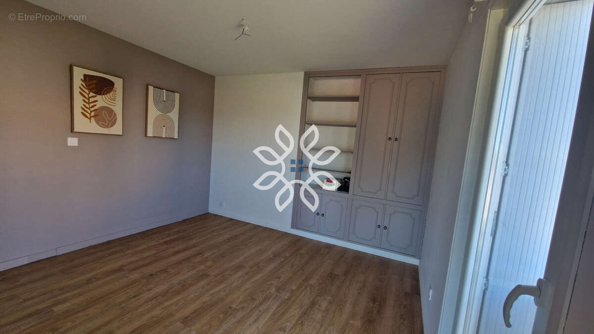 BEL APPARTEMENT F4 entièrement rénové avec GARAGE. - photo 15
