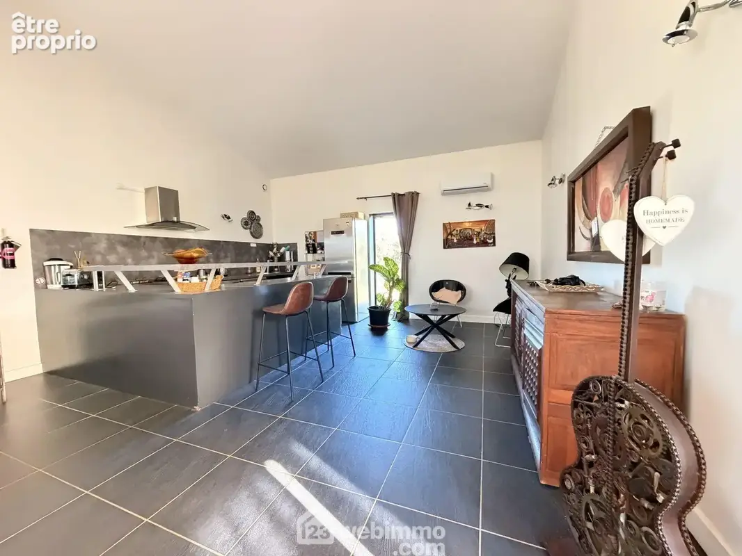 La cuisine est ouverte et ...