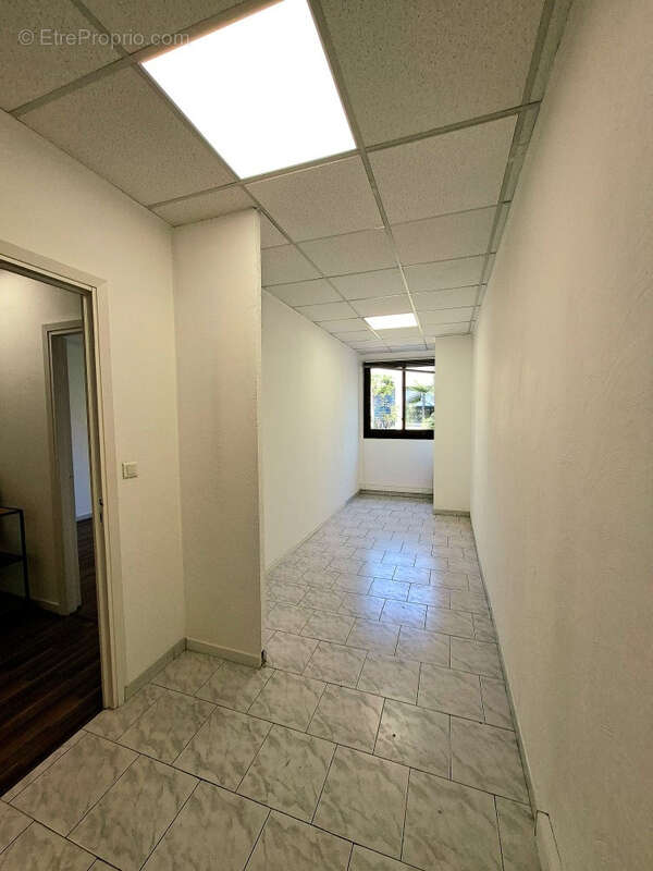 Beau local commercial 71m2 vendu loué - proche a8 - photo 8