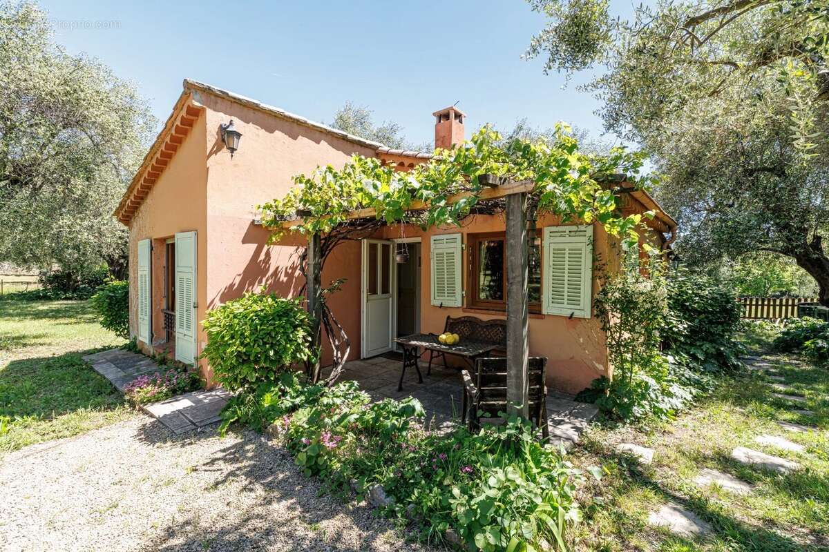 Maison à CHATEAUNEUF-GRASSE