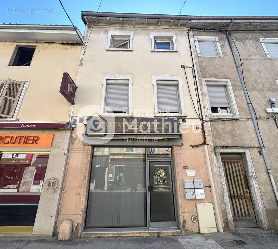 Châtillon-sur-Chalaronne - Immeuble de rapport d'environ 255m2 entièrement loué. - photo 1
