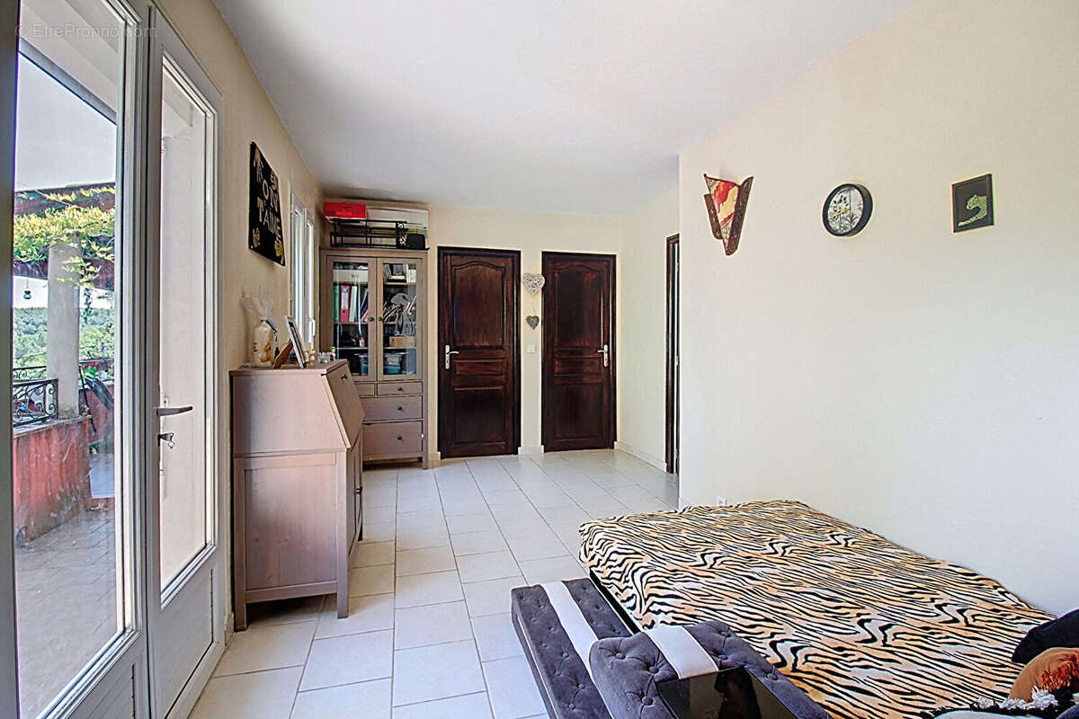 À VENDRE EN EXCLUSIVITÉ - CALLAS Maison 4 chambres avec piscine et grand terrain de 3205 m² - photo 10