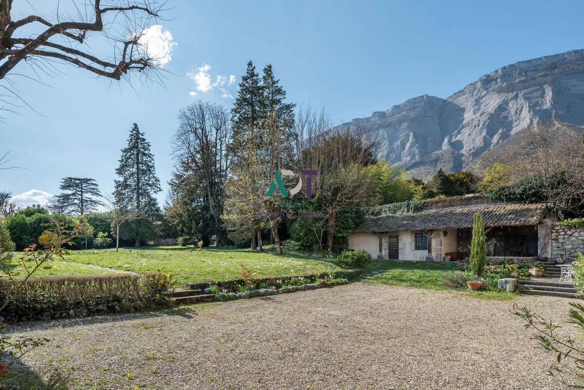 Maison 372 m² à Biviers  - photo 6