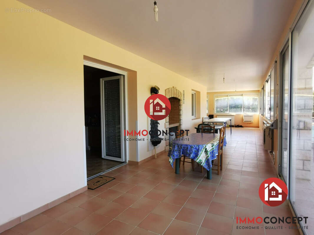 Maison 214 m² à Laudun-L'ardoise  - photo 4