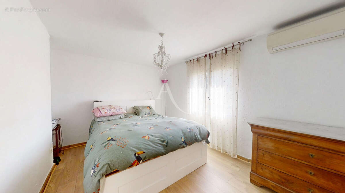 LA FARLÈDE - Propriété de charme de plain-pied avec studio indépendant, piscine et terrain de 10 300 m² - photo 8