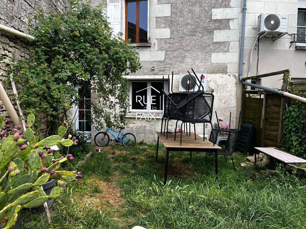 Maison à MONTS-SUR-GUESNES