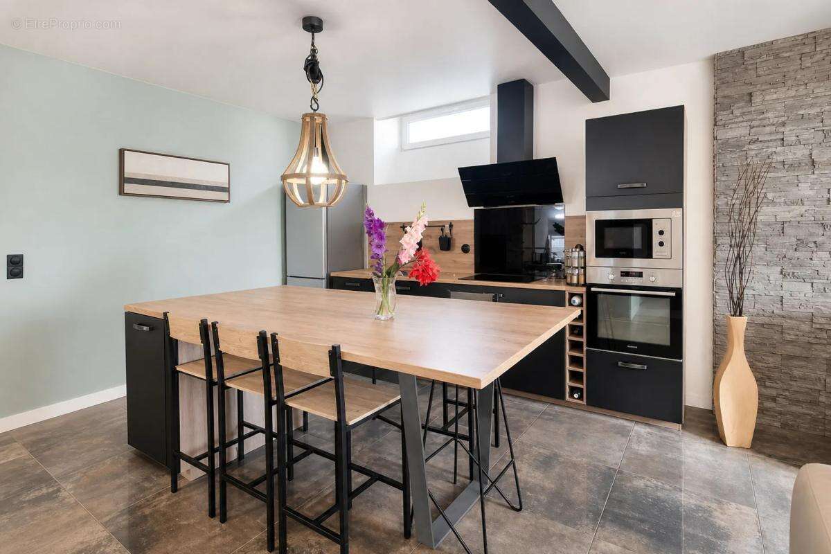 Lieusaint centre-ville – maison familiale rénovée de 200 m² – - photo 3