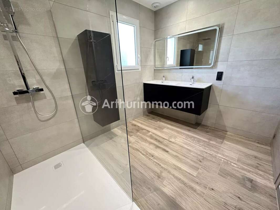 Maison à LEGUILLAC-DE-L'AUCHE