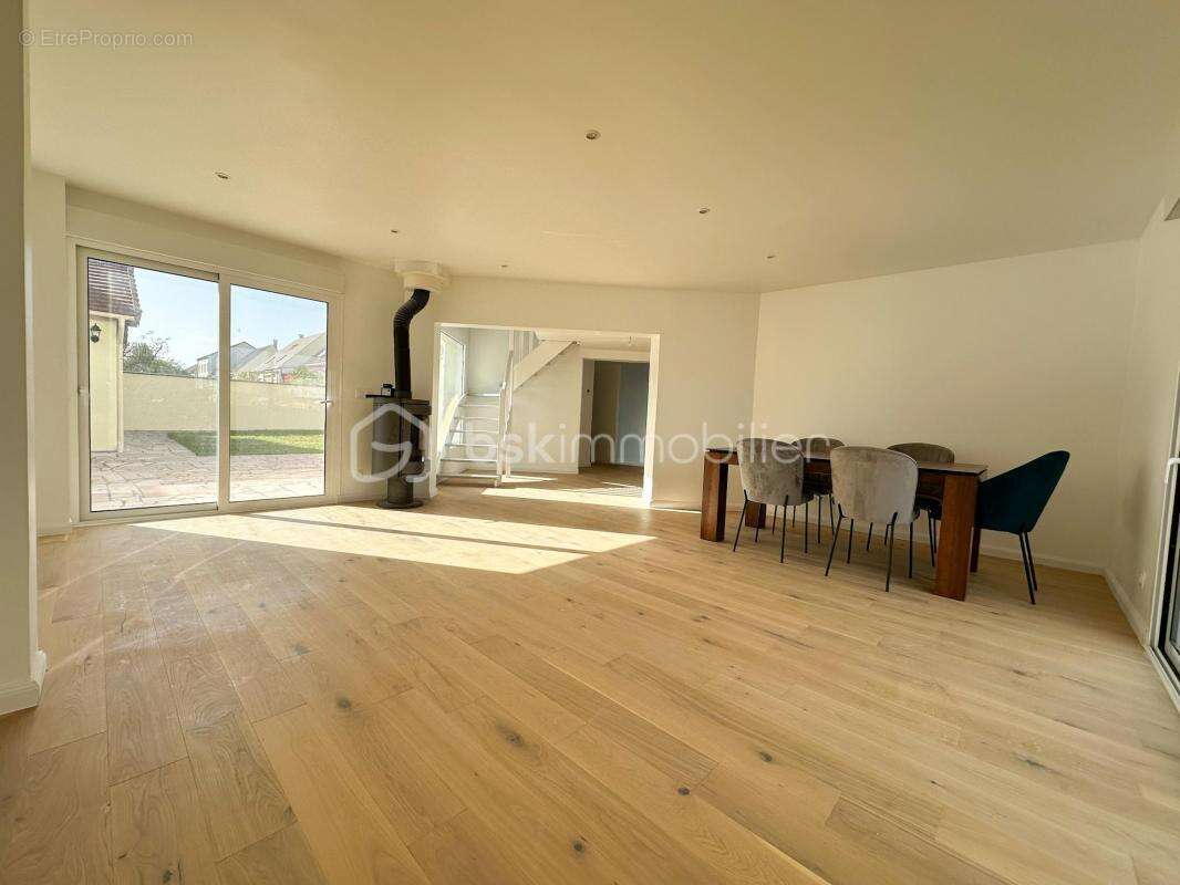 Maison à SAVIGNY-LE-TEMPLE