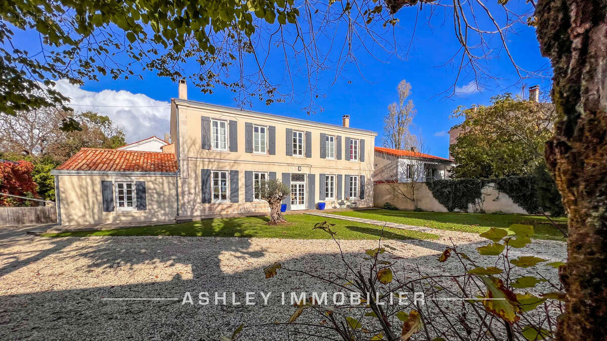 À vendre - maison charentaise du xviiie avec piscine, dépendances et terrain de 2 400 m2 - saint-soulle - photo 15