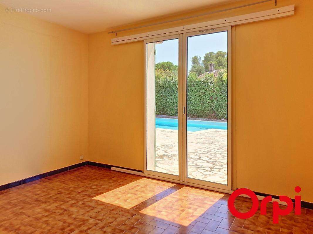 Maison familiale 6 pièces de plain pied piscine proche plages - photo 7