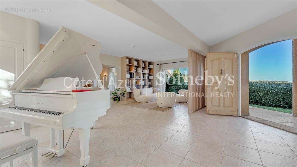 Maison de prestige à vendre dans le Golfe de Saint-Tropez, avec héliport privé - photo 10