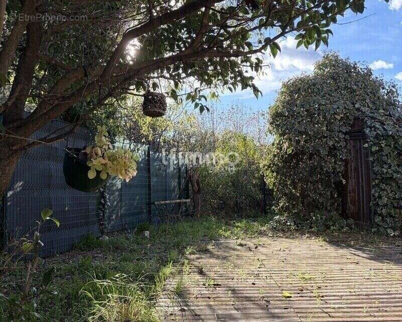 Maison de 101m2 à rénover sur sa parcelle de 500m2 - St Menet 13 - photo 2