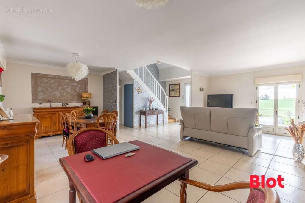 Maison à MONTREUIL-LE-GAST
