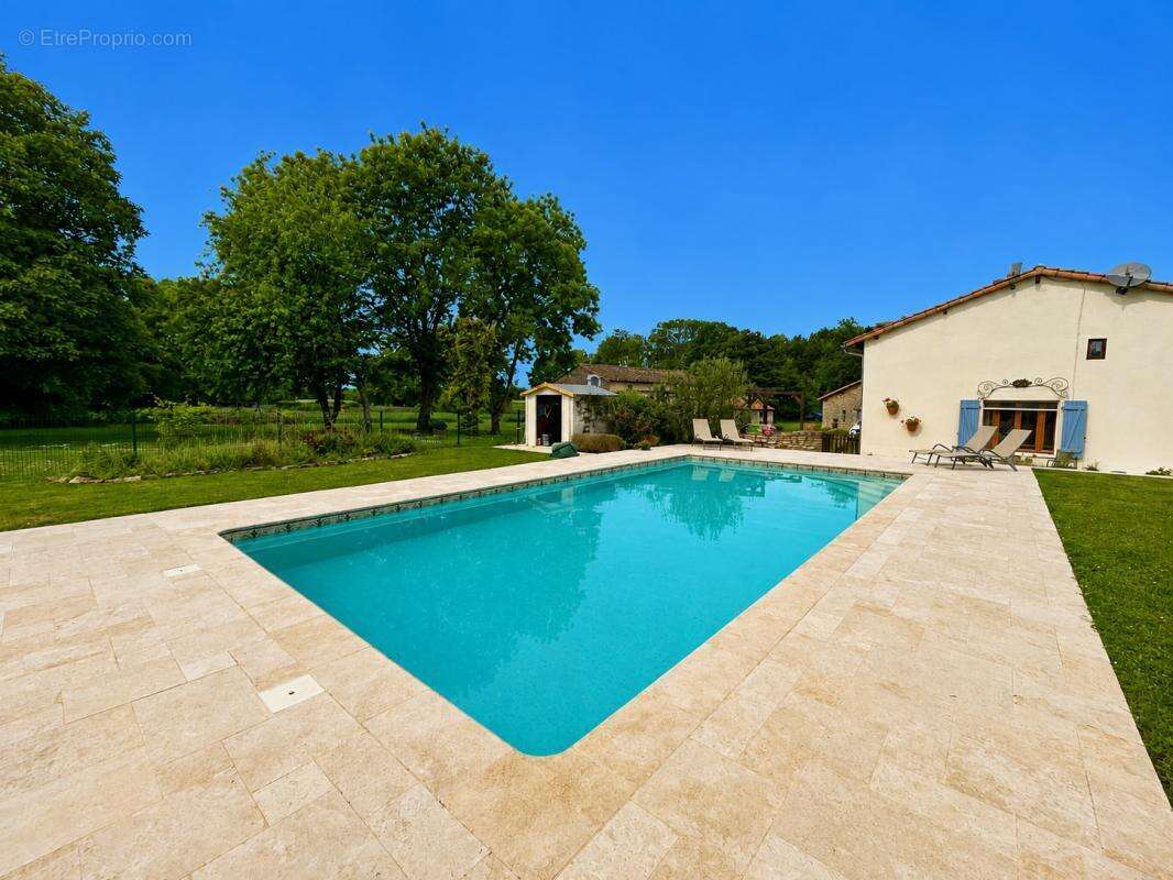maison type longère 179m2 - terrain 1ha - garages et granges - photo 2
