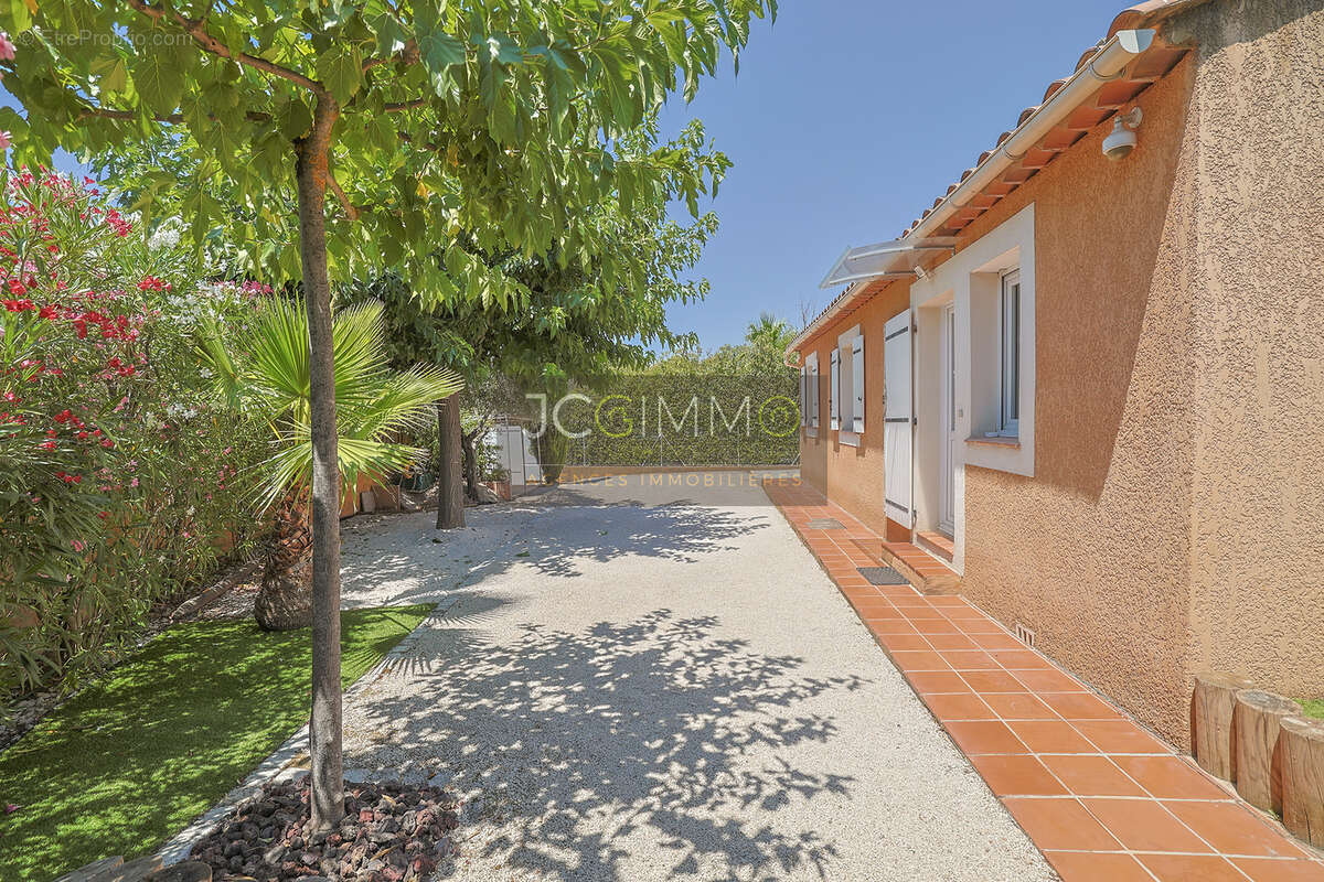 Villa T4 de plain-pied avec piscine et garage ! - photo 13