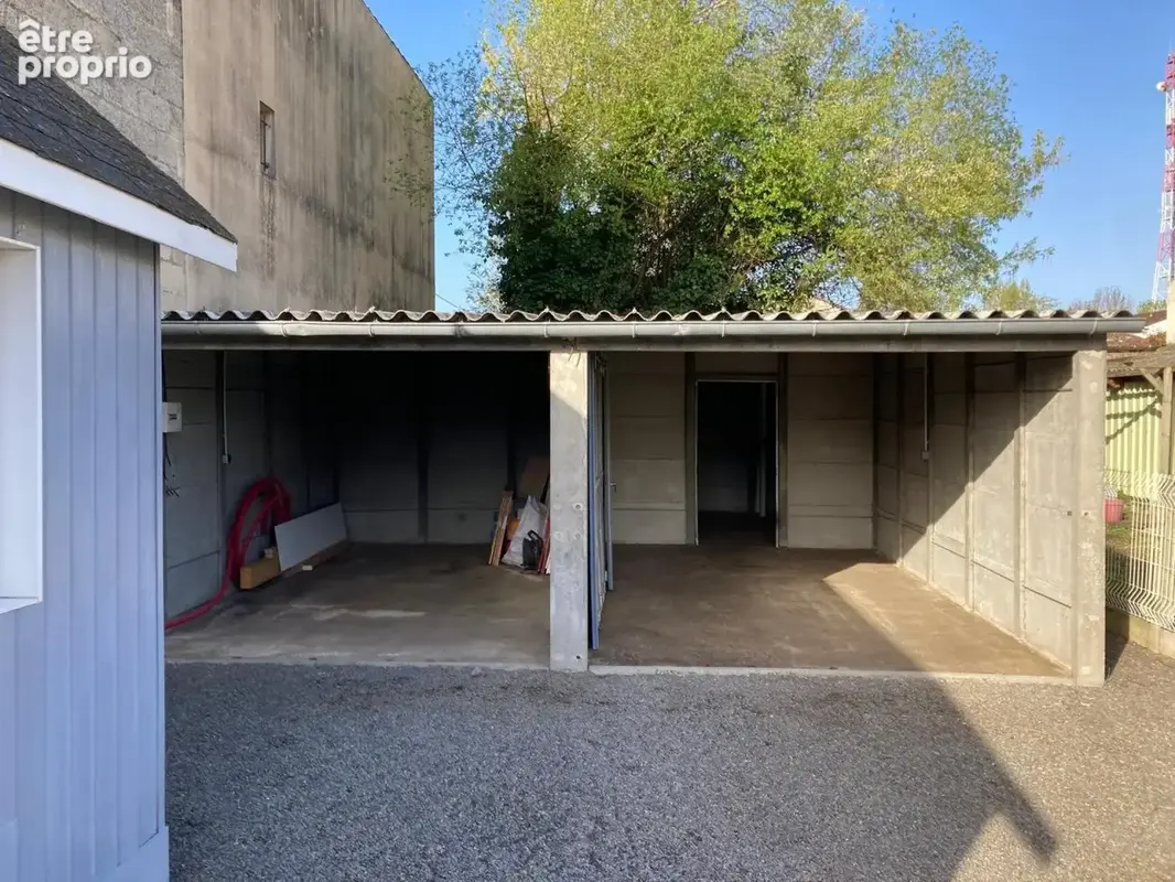 Photo 1 - Parking à ARVEYRES